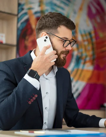 homem de vista lateral com smartphone e laptop